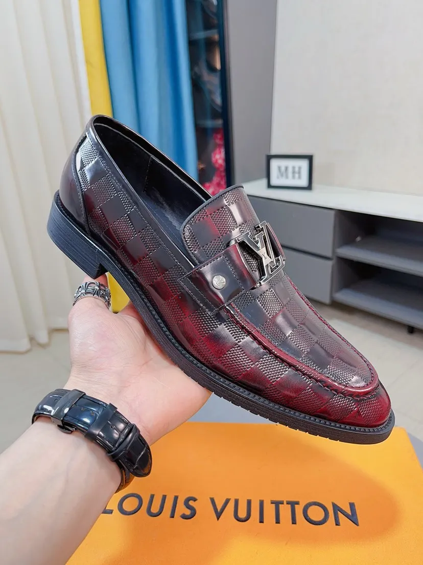 Men's men's shoes💰540🌸🌸Water dyed cowhide 💶[Louis Vuitton (LV)] High-end business formal leather shoes🍀Luxury and elegant style, both practicality and style, professional focus on details and quality, counter original 1⃣️: 1⃣️super accurate reproduction👍🏻! Material: The upper is made of imported original calfskin➕imported Italian cowhide leather. Original anti-slip and wear-resistant outsole! Black, brown and blue are optional. Number of yards: 38--44 (45 customized)